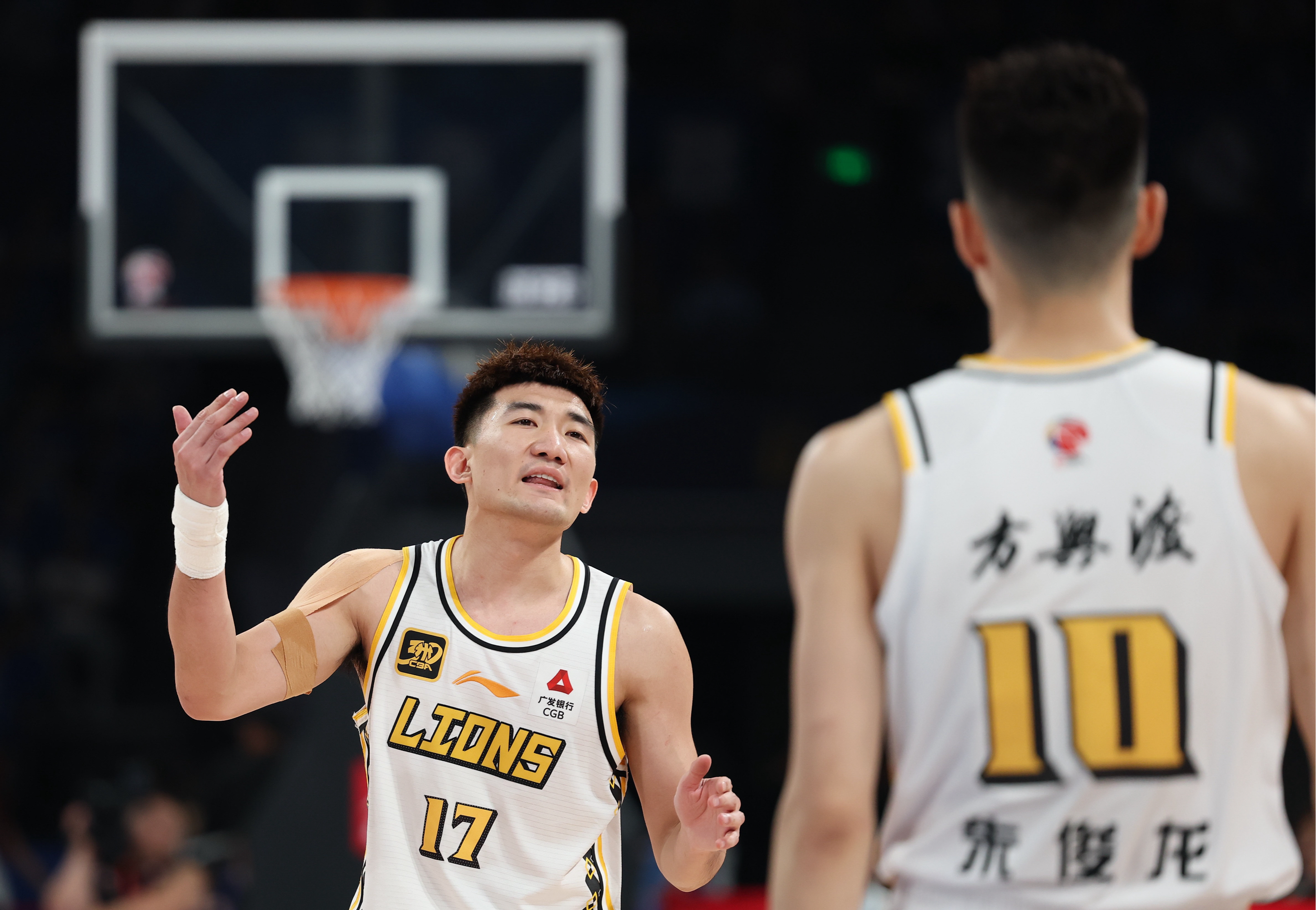 NBA常规赛今晚走向成谜；广州队内部沟通；质疑声仍在；数据趋势出现新变化的简单介绍
