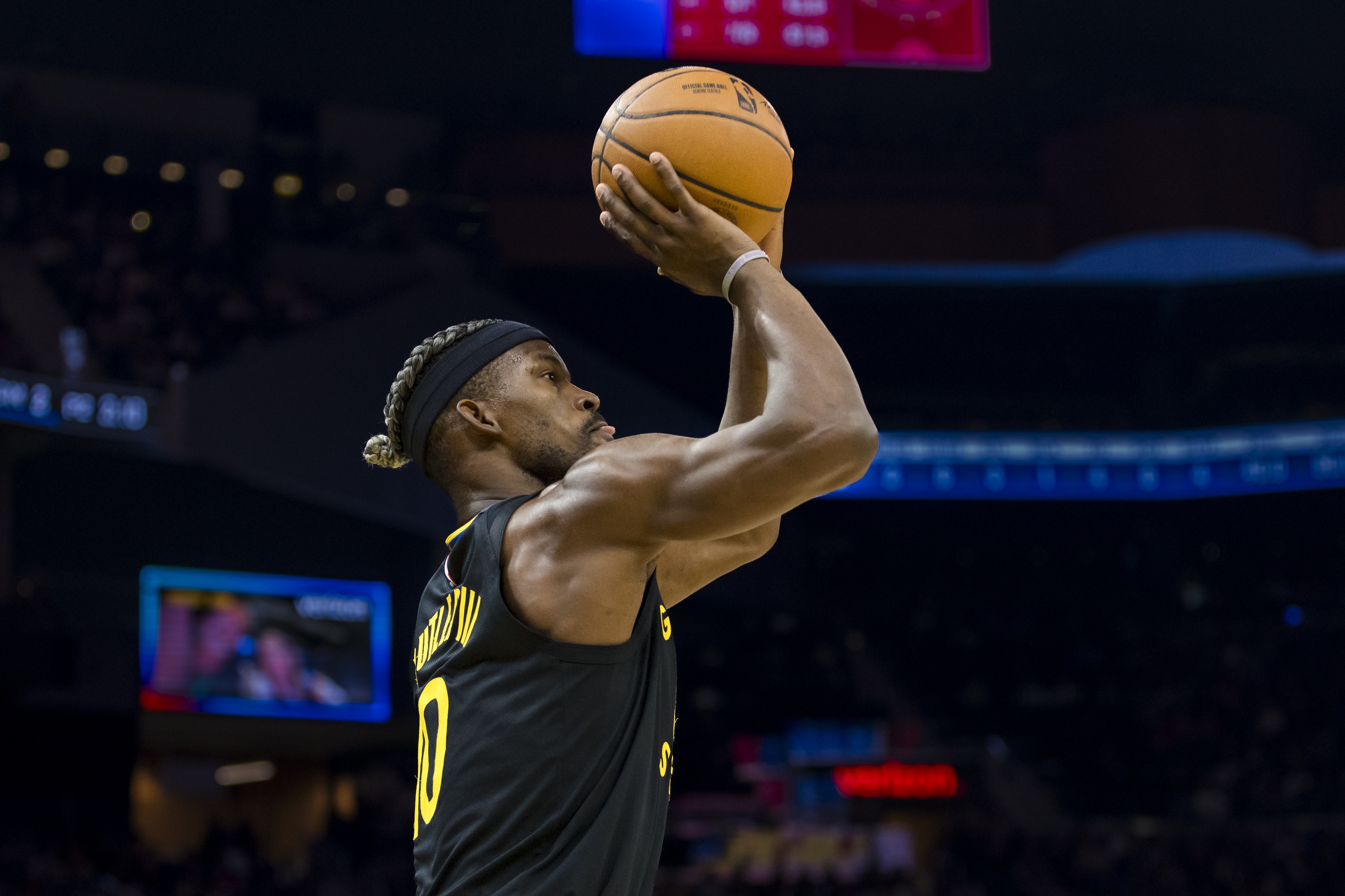 包含转折点尼斯队长鼓劲，NBA总决赛今晚攻防权衡，引发热议，球探报告显示潜力的词条