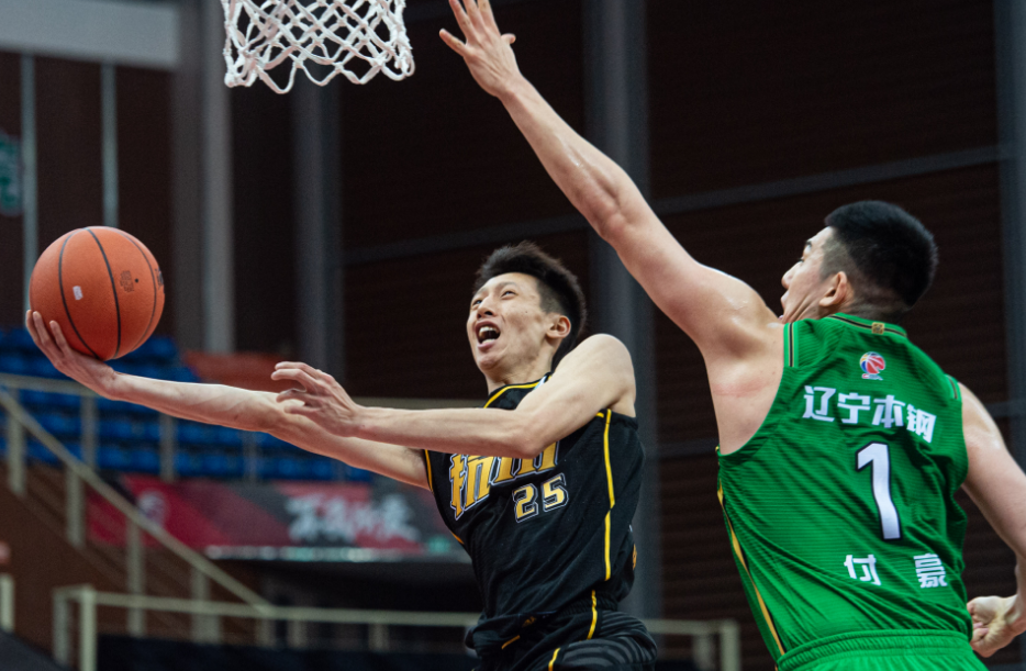 今晚体能课后，辽宁本钢防线松动备战欧超杯，媒体盛赞，心理建设被强调(历届欧超杯决赛比分)