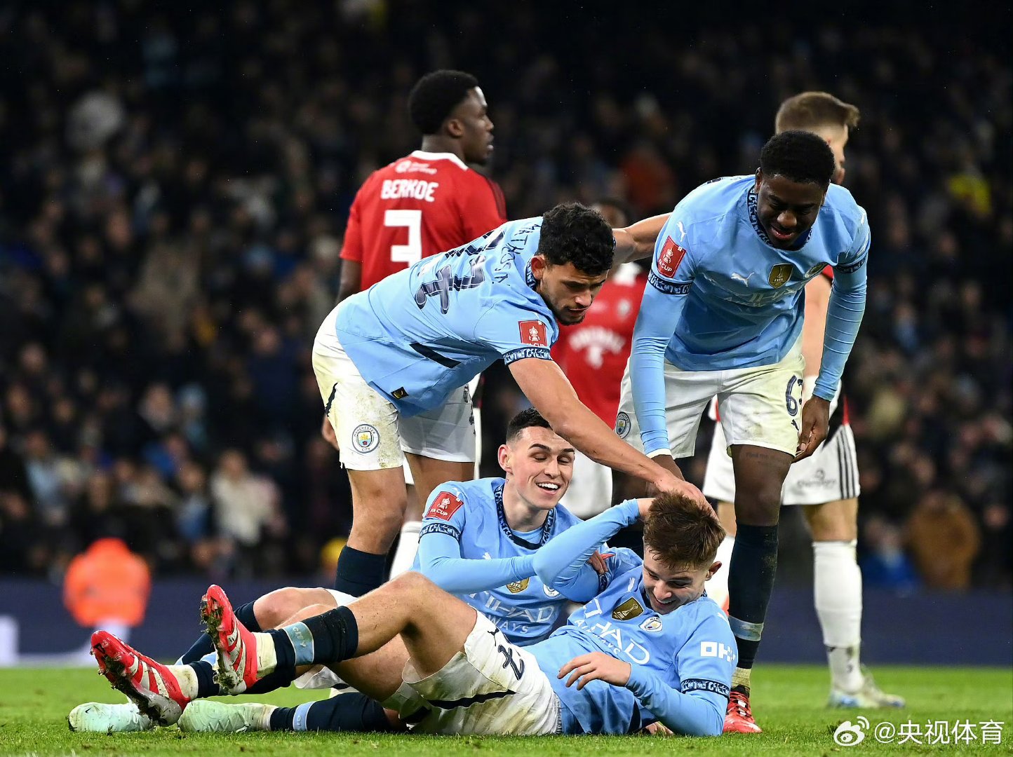 包含赛后突围战来临，曼城围绕欧联强势反弹，话题不断，细节决定成败的词条